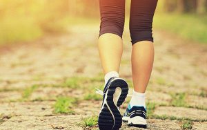 Hỏi đáp: Đau thần kinh tọa có nên đi bộ không? 