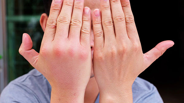 Mẹ cần lưu ý: Dấu hiệu trẻ hay bị tê chân - Cách xử trí