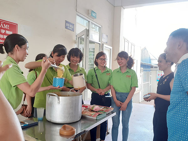 Nồi cháo từ thiện - Đem yêu thương tới cho mọi nhà Nồi cháo từ thiện - Đem yêu thương tới cho mọi nhà