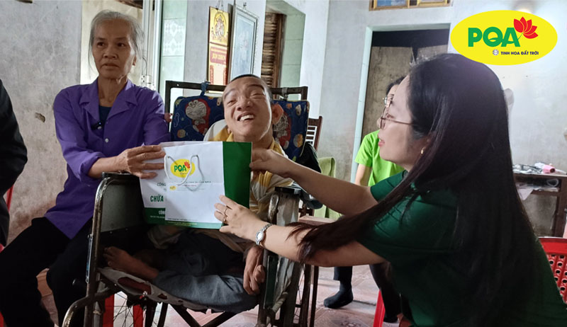 PQA trao gửi món quà yêu thương tới các trẻ em khuyết tật